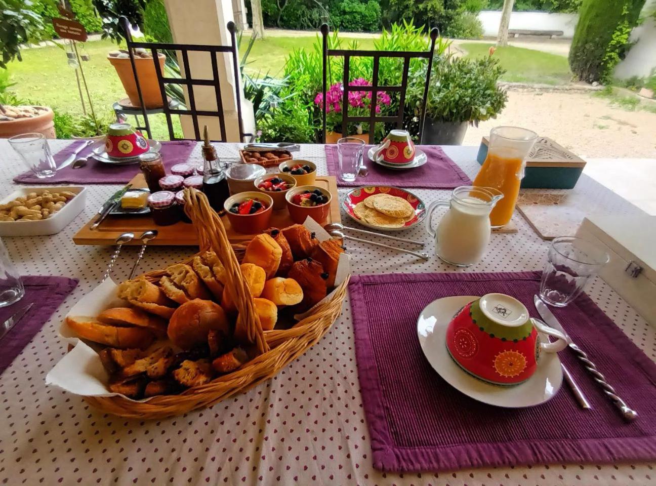 La Goutadou Bed and Breakfast Cabannes Εξωτερικό φωτογραφία